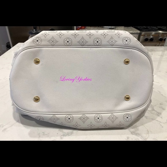 EUC LOUIS VUITTON MAHINA XL GRIS HOBO - Picture 8 of 8